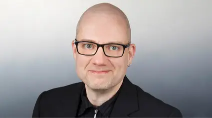 Ein Porträt von Marcus Meier. Er ist Pressesprecher und führt den Podcast "Politikverschossen" und "Moin, Demokratie".