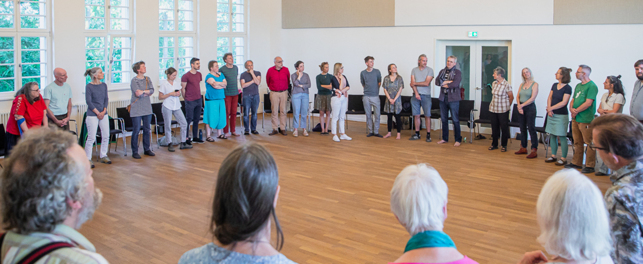 Ein großer Kreis von Menschen