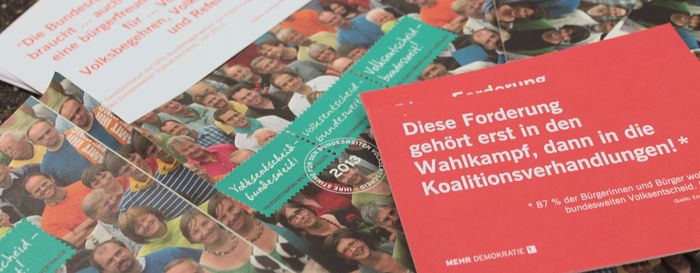 2013-08-30 Material Auf dem Bild ist Infomaterial von Mehr Demokratie zu sehen.