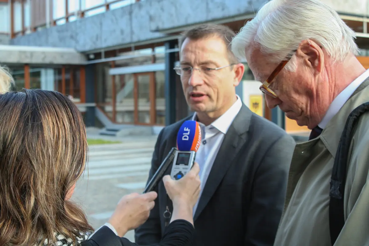 Roman Huber wird auf dem Bild interviewt.