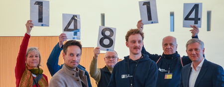 Auf dem Bild sind sieben Personen zu sehen, welche die Zahl 14814 hochhalten.