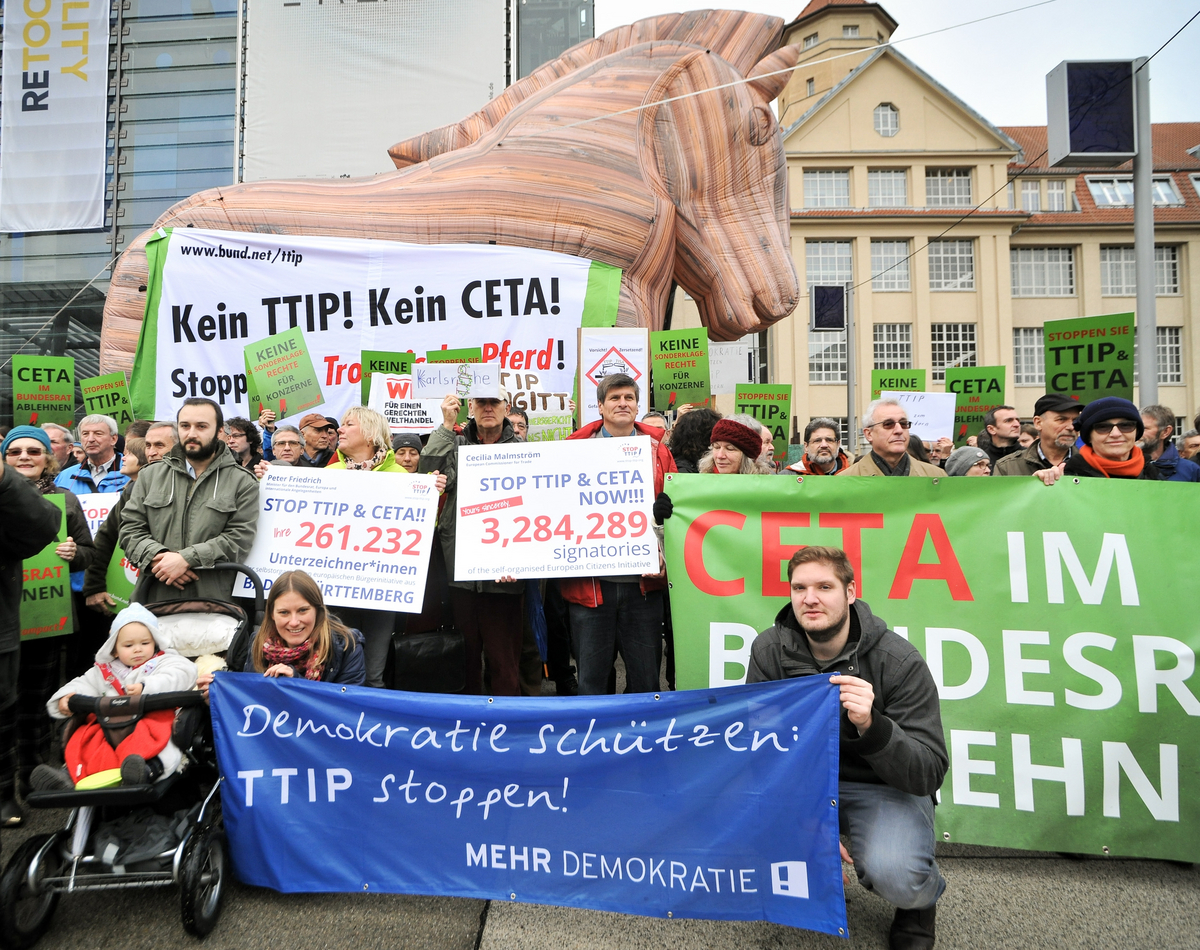 Der gleiche Protest ist zu sehen und im Hintergrund ist das trojanische Pferd.