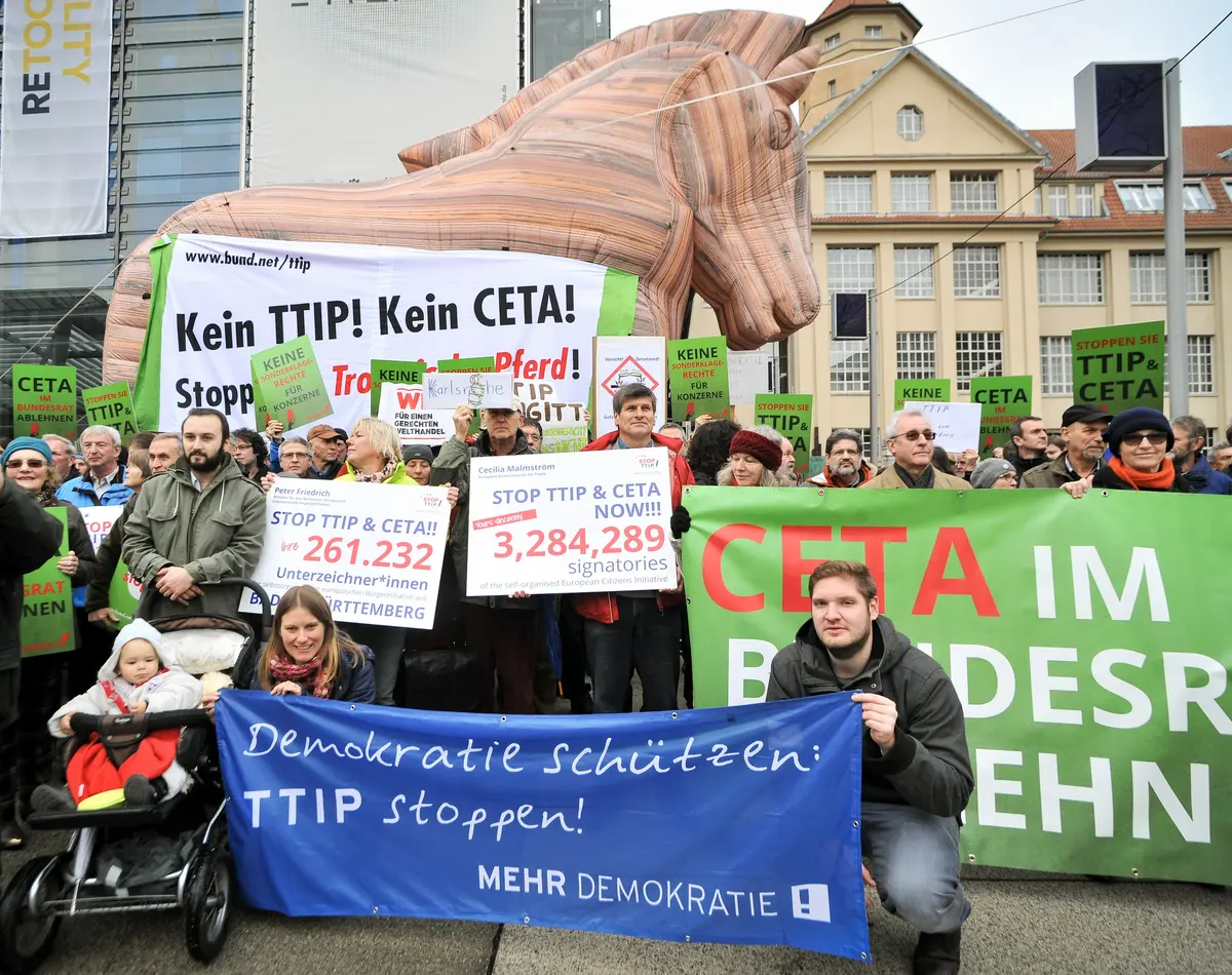 ttip-malmstroem02 Der gleiche Protest ist zu sehen und im Hintergrund ist das trojanische Pferd.