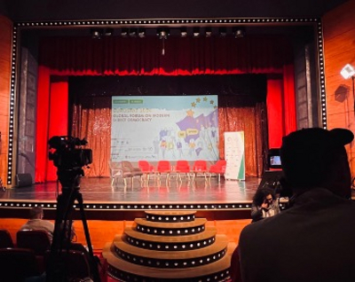 Ein Veranstaltungsort des Global Forum on Modern Direct Democracy: ein Theater in der Innenstadt von Bukarest 