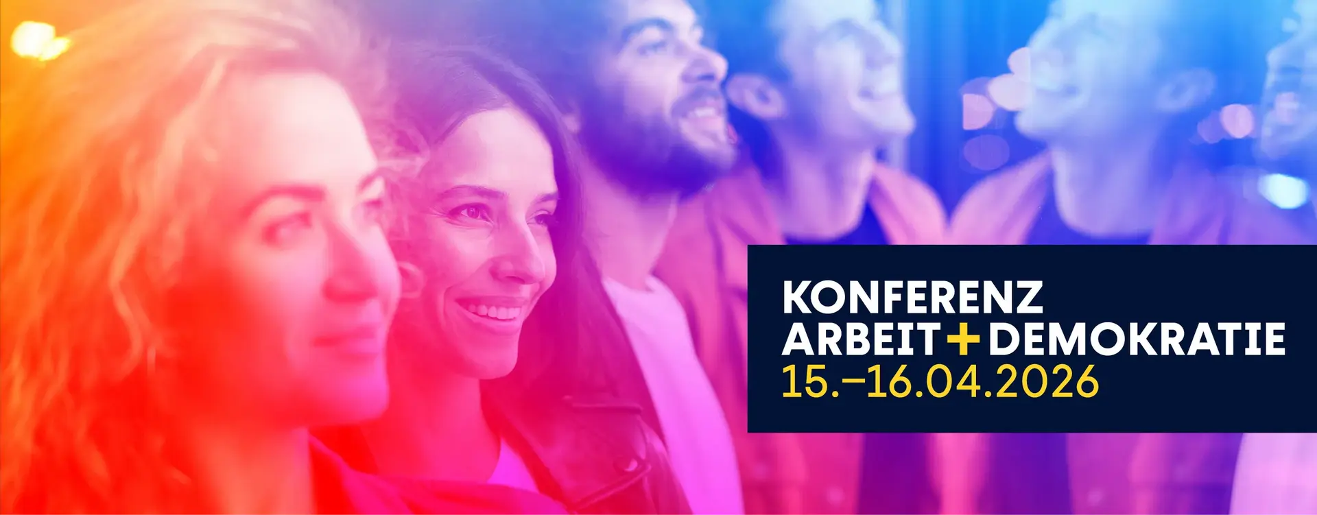 zwei Frauen und zwei Männer schauen nach oben und lächeln.