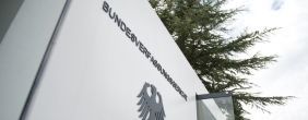 Der Eingang vom Bundesverfassungsgericht, ist zu sehen.