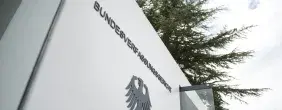 Der Eingang vom Bundesverfassungsgericht, ist zu sehen.