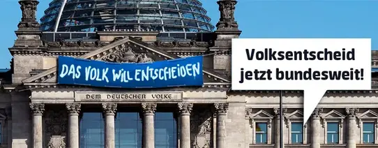2013-11-17 Volksentscheid bundesweit Campact Auf dem Bild ist der Bundestag, wo über dem Eingang ein Banner mit dem Text "DAS VOLK WILL ENTSCHEIDEN" steht.