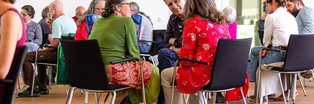 in Vierergruppen wird intensiv gesprochen und zugehört. 