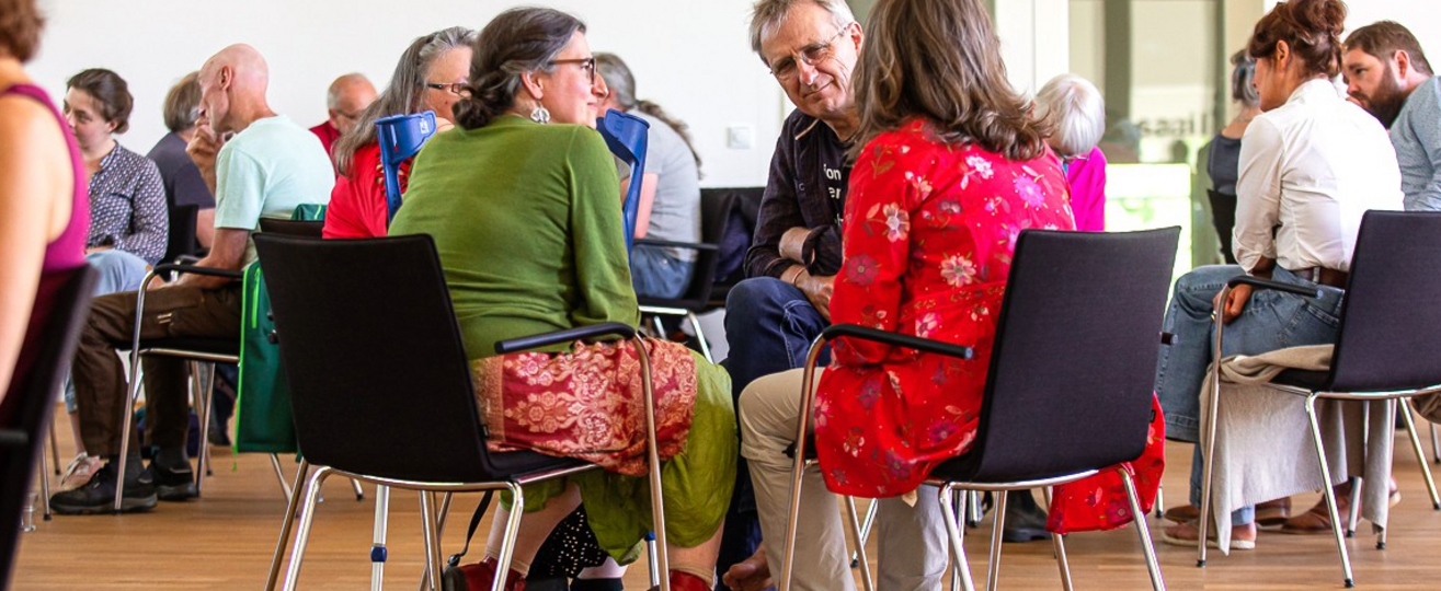 in Vierergruppen wird intensiv gesprochen und zugehört. 