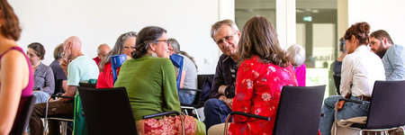 in mehreren Vierergruppen wird fokussiert gesprochen