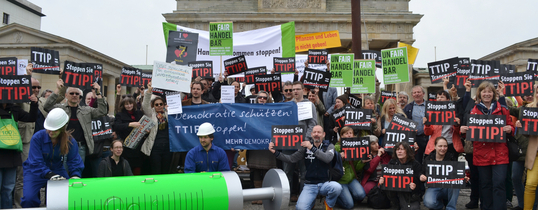 Vor dem Brandenburger Tor ist eine Protestaktion gegen TTIP.