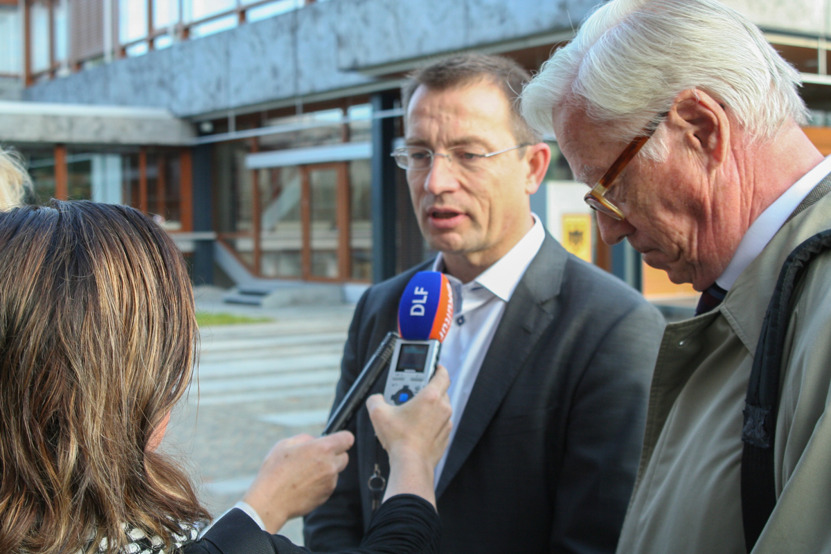 Roman Huber wird auf dem Bild interviewt.