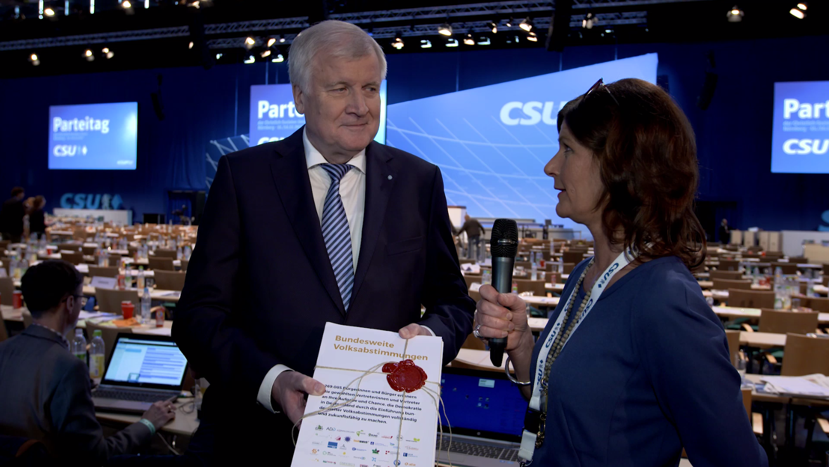 Auf dem Bild ist Horst Seehofer auf dem CSU Parteitag zu sehen.
