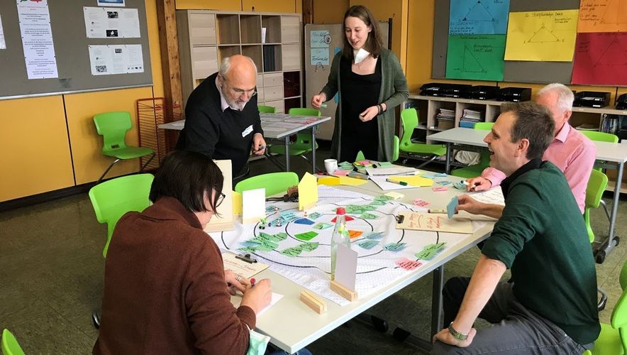 Ein YouTube Video zu anklicken.