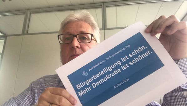 Ein Porträt von Dr. Andreas Paust. Er ist Betreiber des Bürgerbeteiligungs-Blog partizipendium.de.