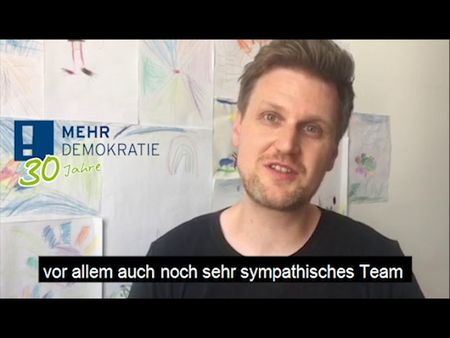 Ein Porträt von Martin Rücker. Er ist Geschäftsführer von foodwatch.