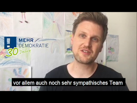 Ein Porträt von Martin Rücker. Er ist Geschäftsführer von foodwatch.